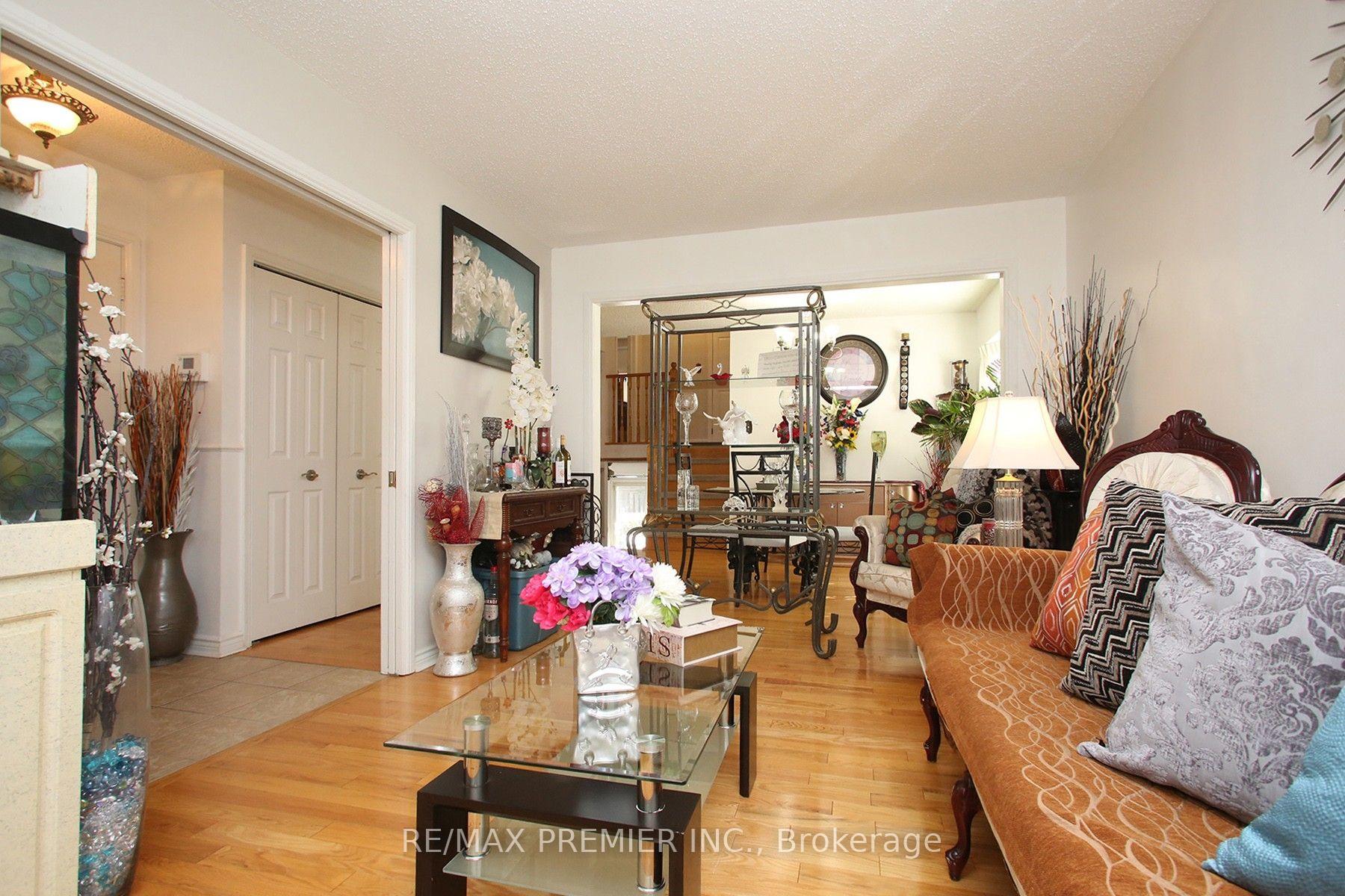 Photo 4 of 72 Homefield Square, Clarington, Courtice — HOMEH