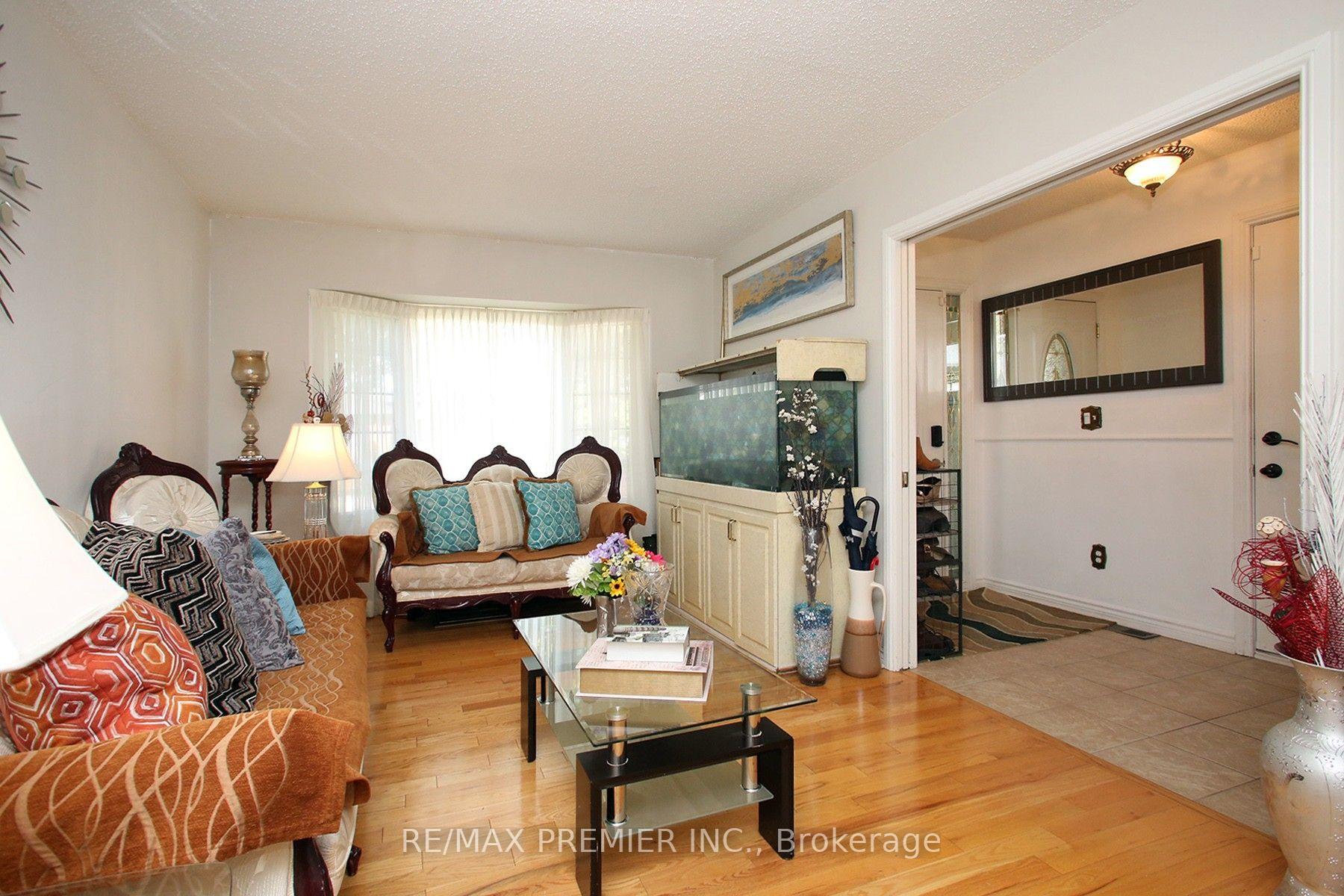 Photo 5 of 72 Homefield Square, Clarington, Courtice — HOMEH