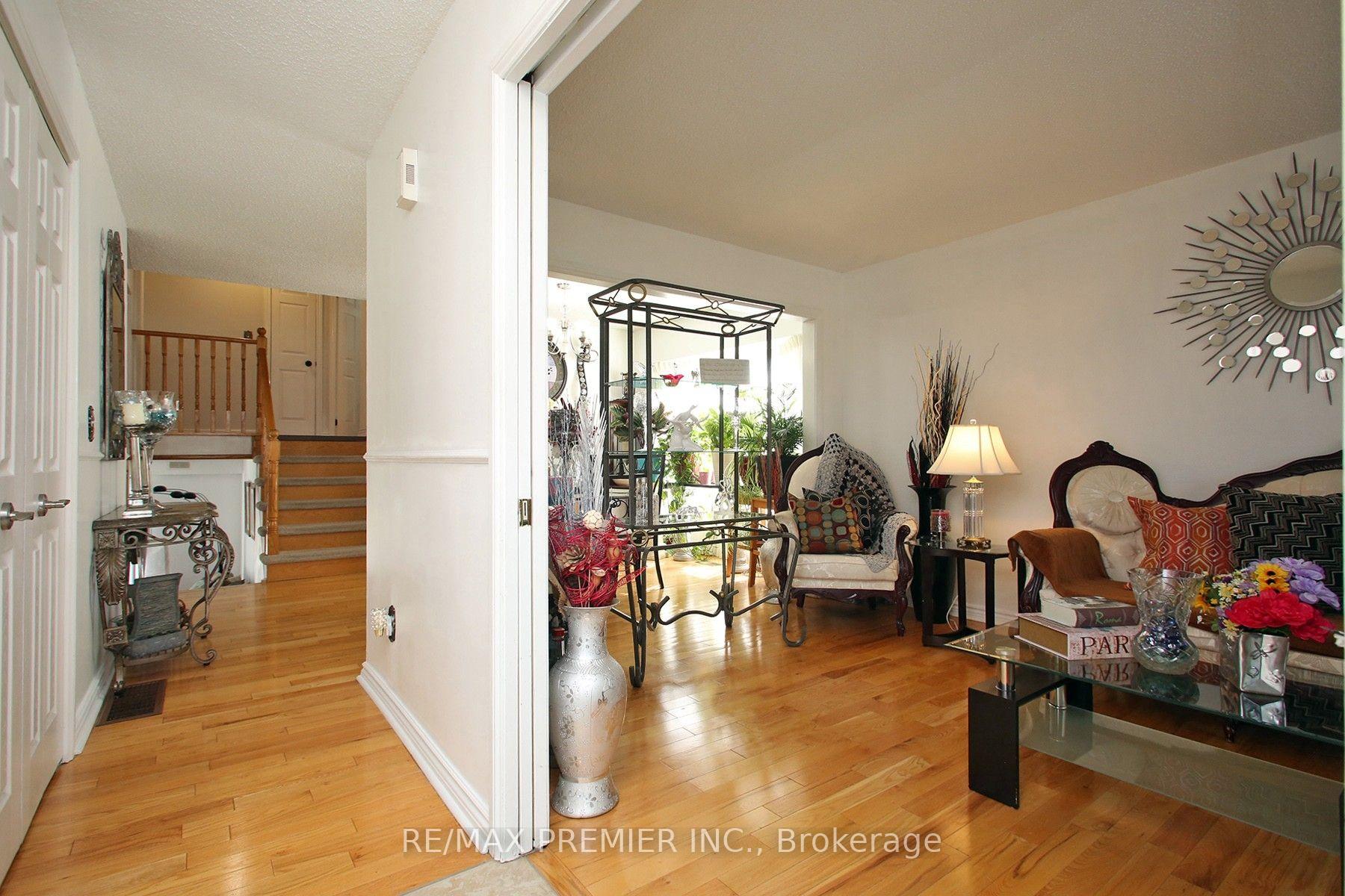 Photo 7 of 72 Homefield Square, Clarington, Courtice — HOMEH