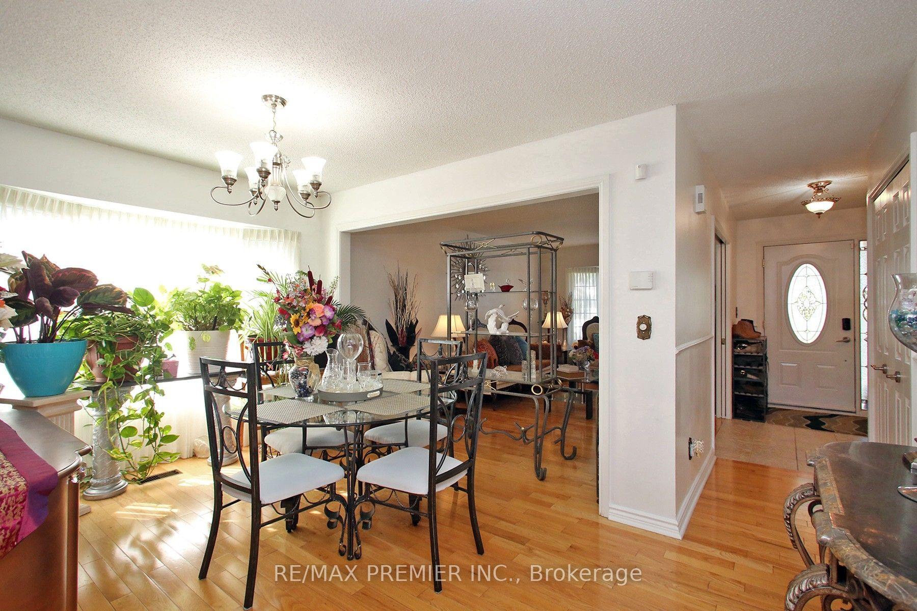 Photo 8 of 72 Homefield Square, Clarington, Courtice — HOMEH