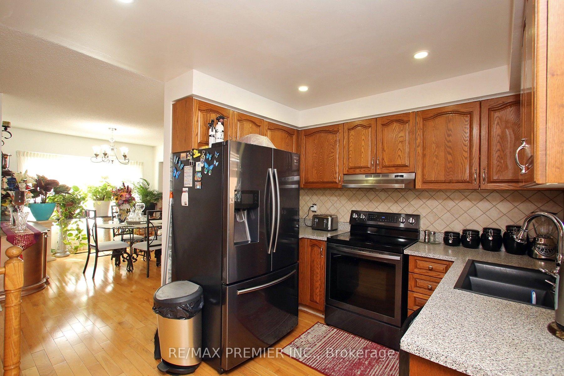 Photo 10 of 72 Homefield Square, Clarington, Courtice — HOMEH