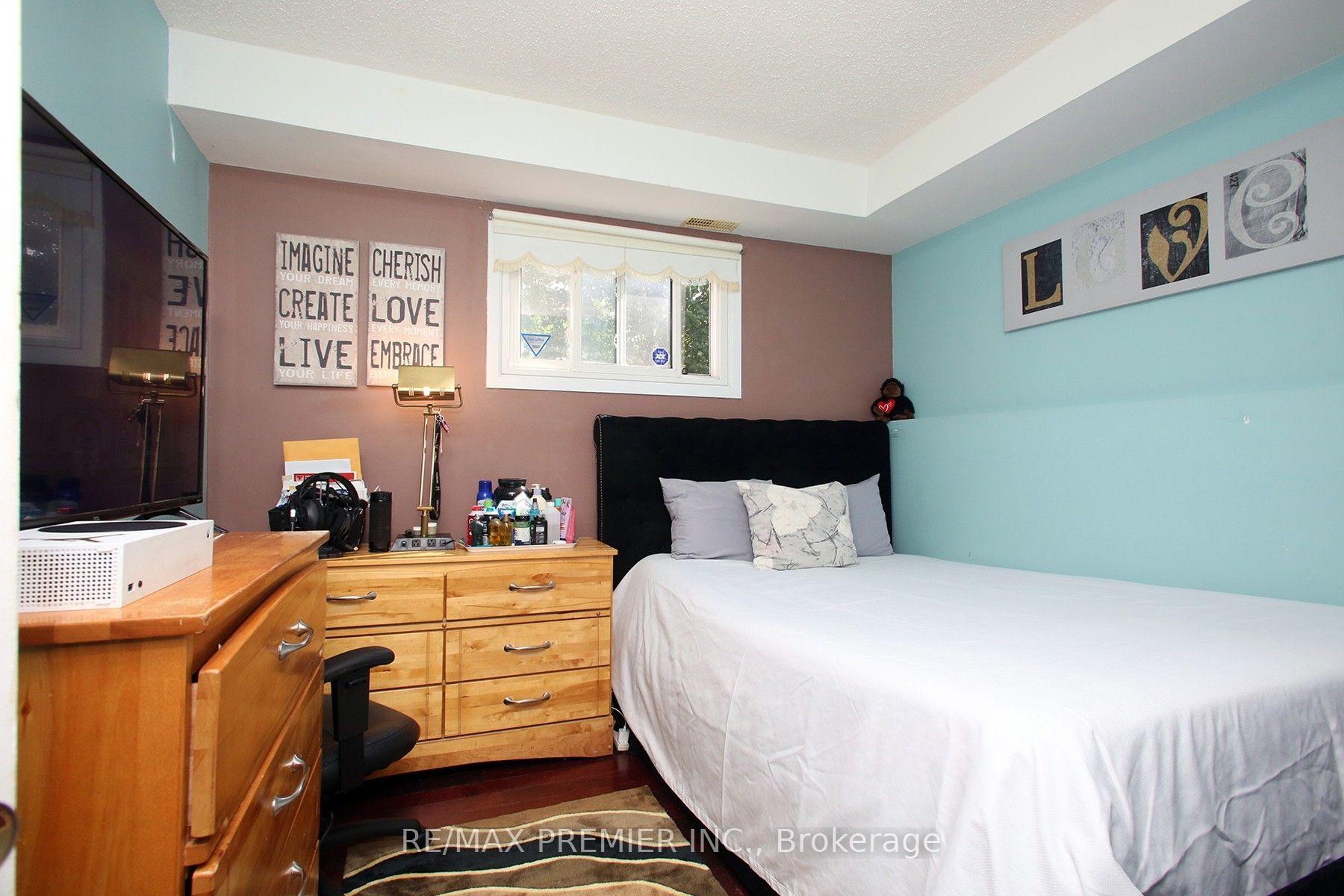 Photo 18 of 72 Homefield Square, Clarington, Courtice — HOMEH