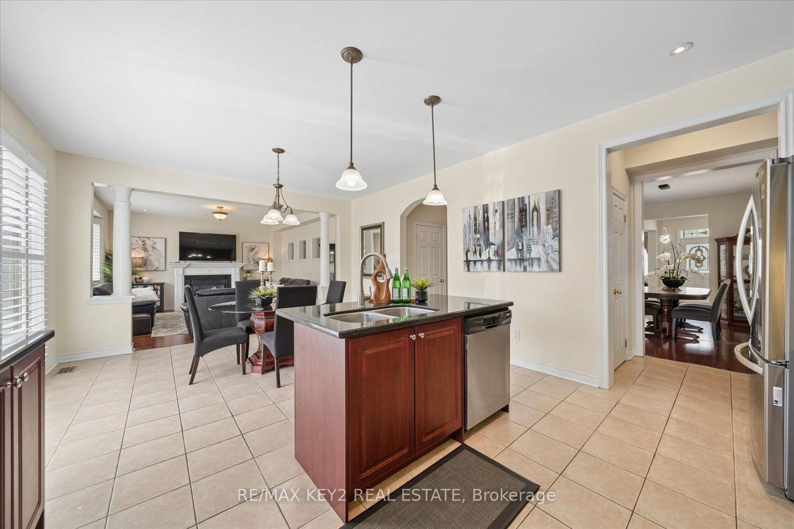 Photo 14 of 110 Walter Scott Crescent, Markham, Victoria Square — HOMEH