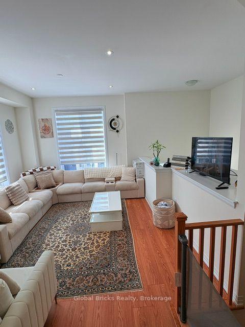 Photo 2 of 64 Seine Lane E, Richmond Hill, Rural Richmond Hill — HOMEH