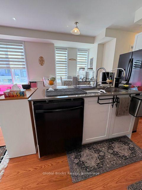 Photo 14 of 64 Seine Lane E, Richmond Hill, Rural Richmond Hill — HOMEH