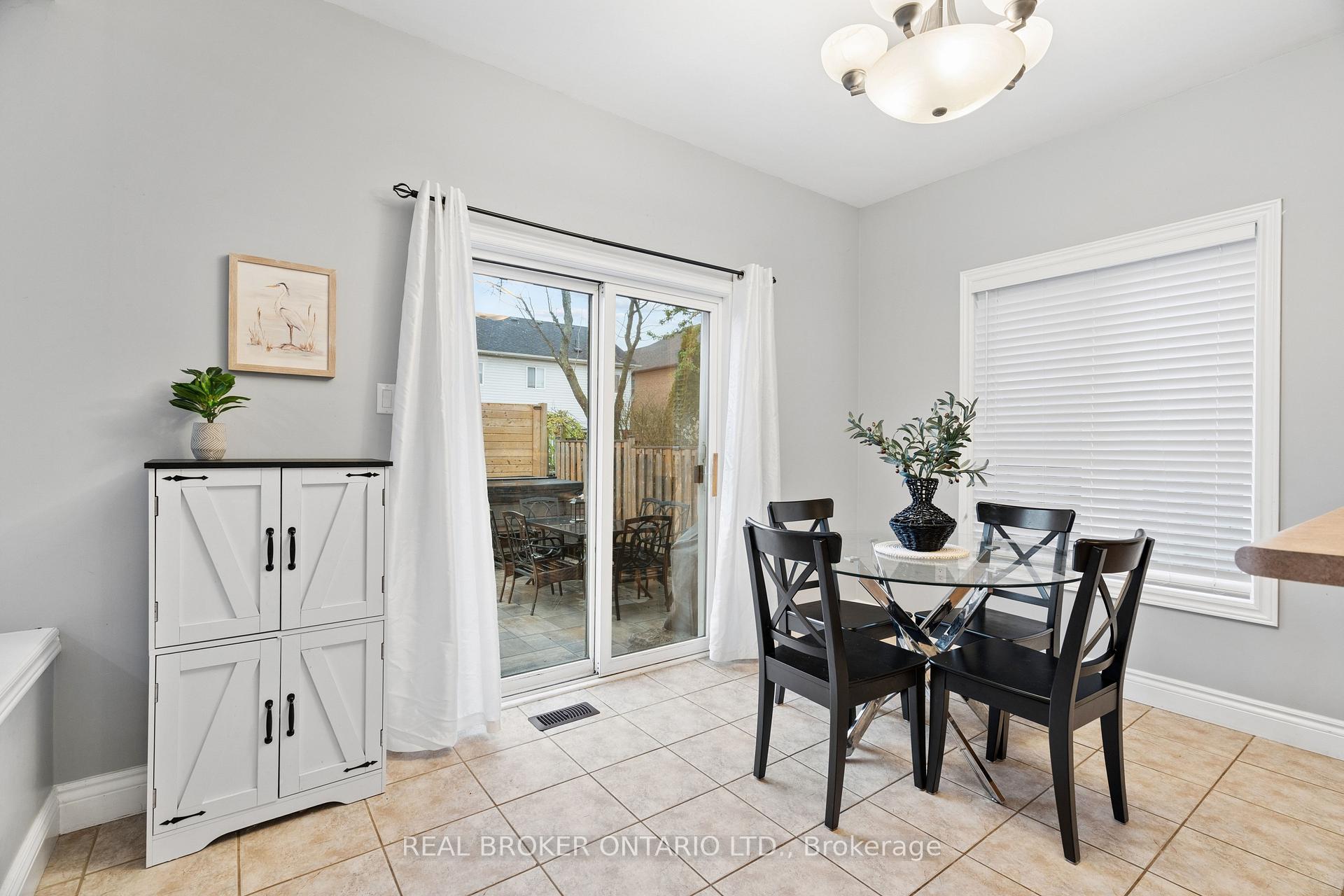Photo 19 of 27 Spruce Boulevard, Halton Hills, Acton — HOMEH