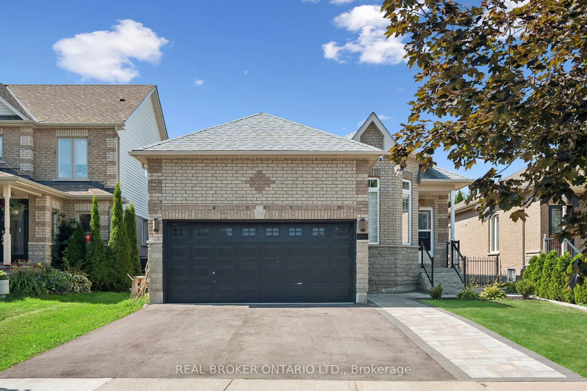 Photo 4 of 27 Spruce Boulevard, Halton Hills, Acton — HOMEH