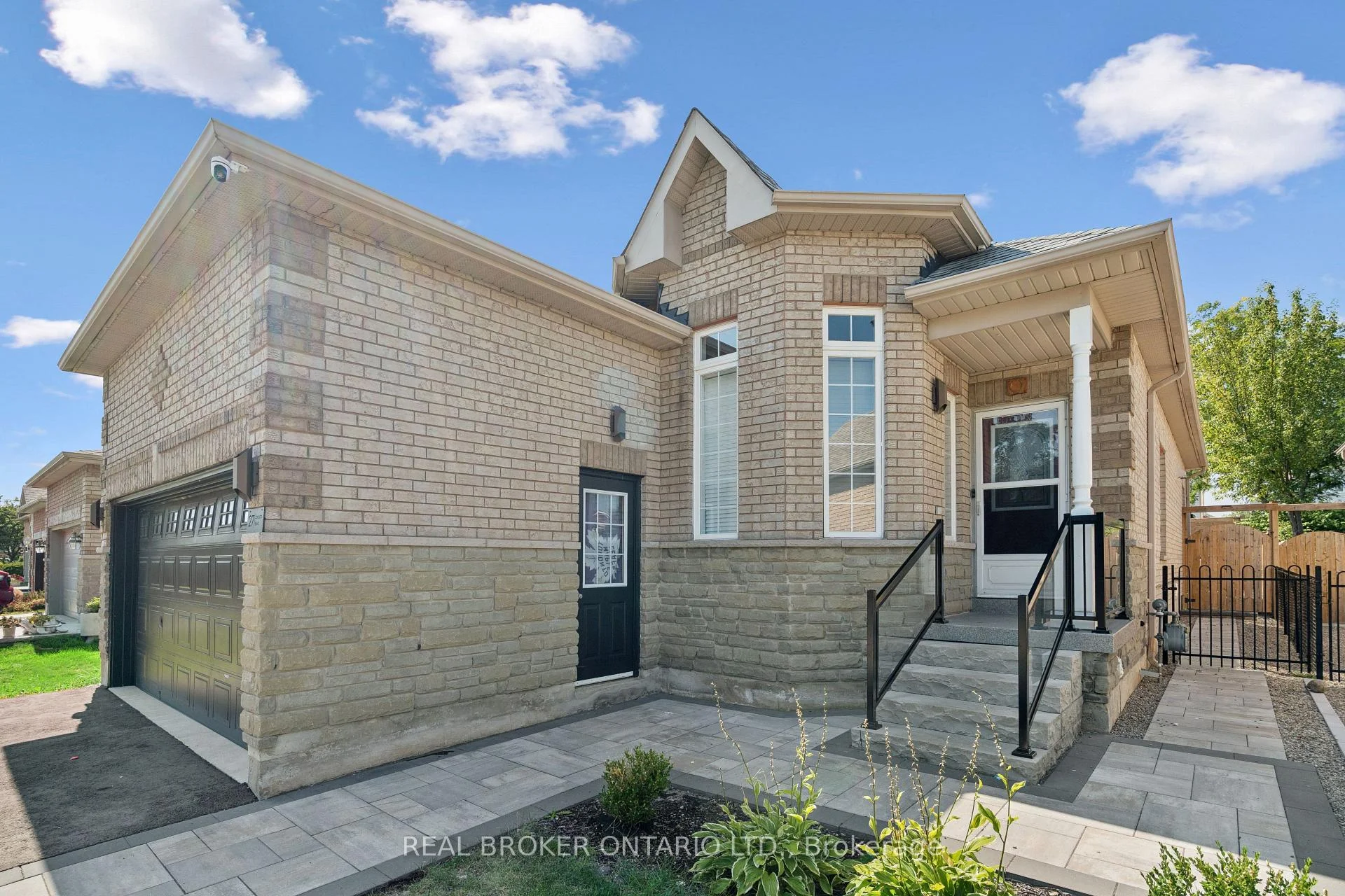 Photo 8 of 27 Spruce Boulevard, Halton Hills, Acton — HOMEH