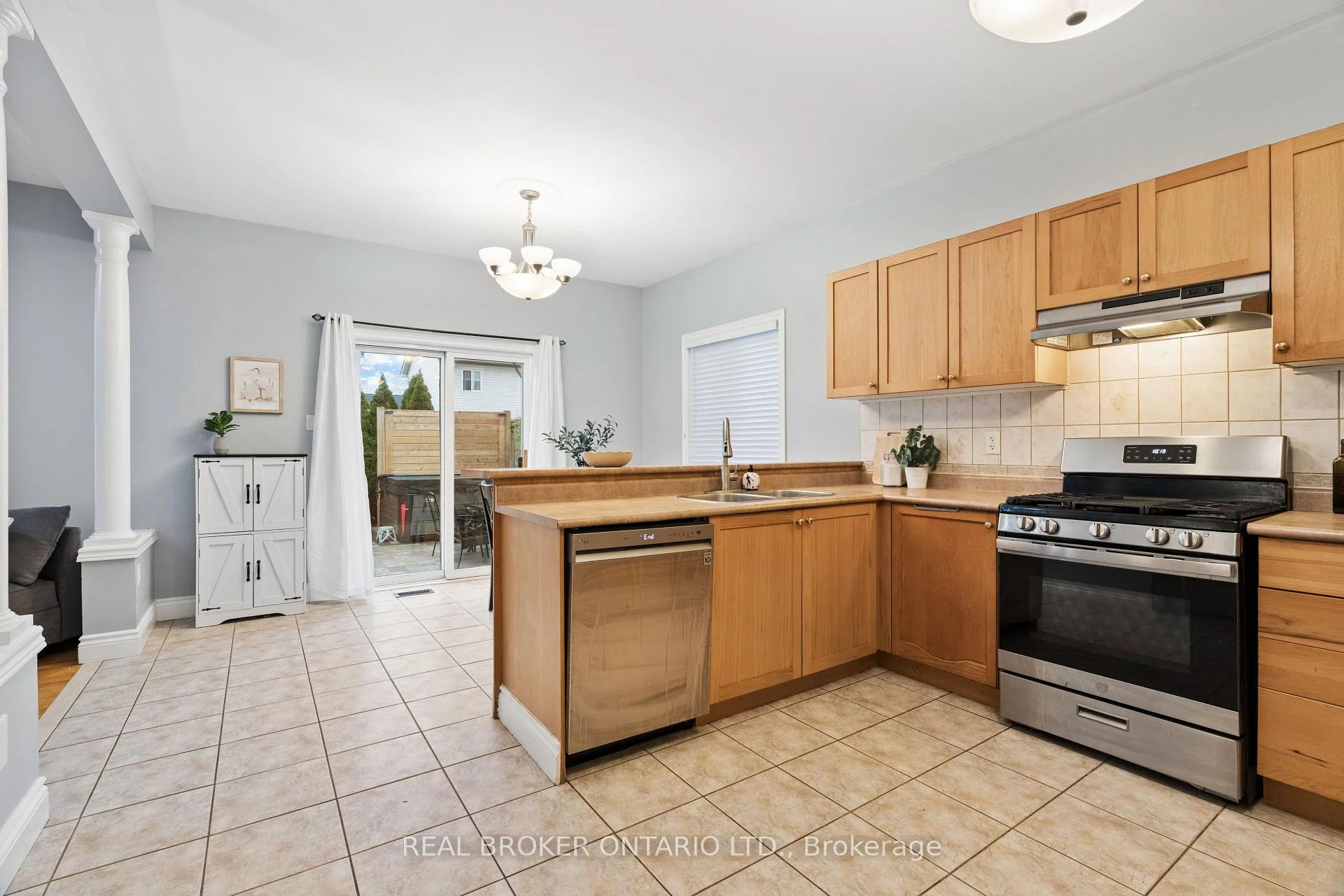 Photo 20 of 27 Spruce Boulevard, Halton Hills, Acton — HOMEH