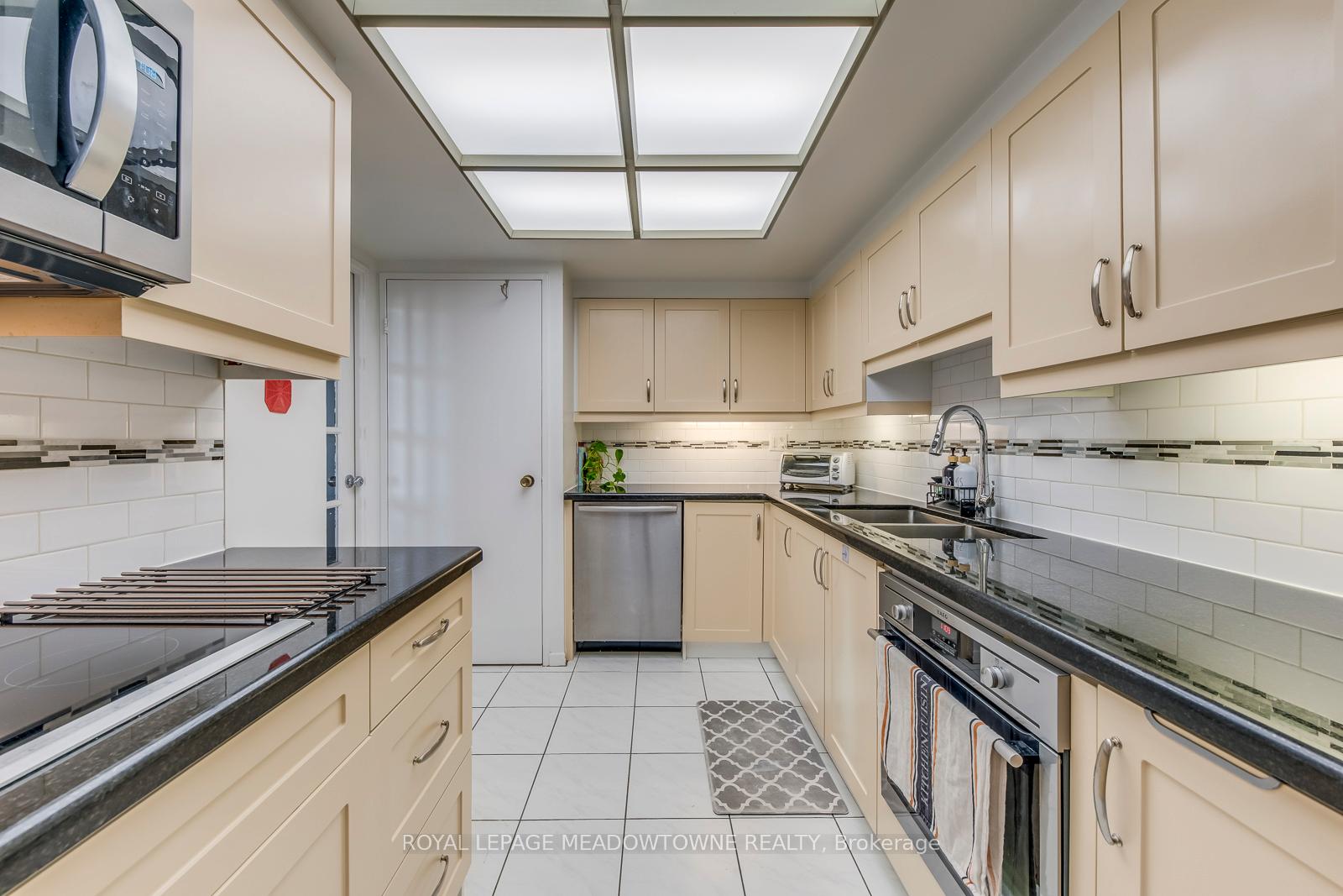 Photo 5 of Unit 2011, 2045 Lakeshore Boulevard W, Etobicoke, Mimico — HOMEH