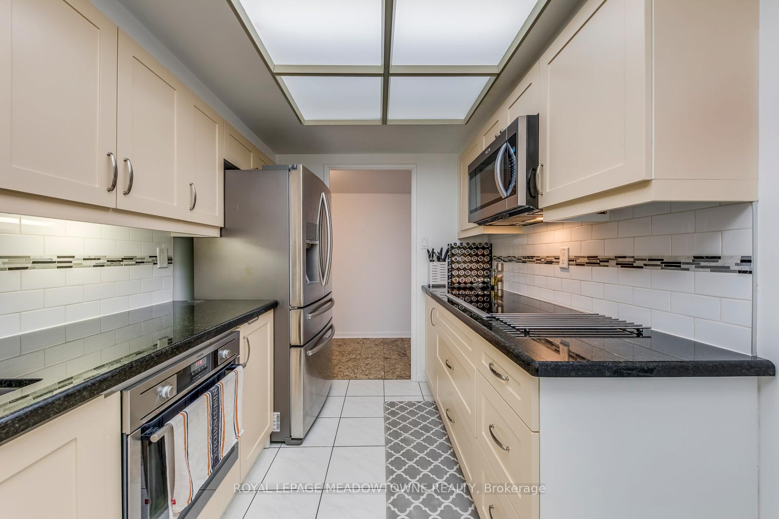 Photo 6 of Unit 2011, 2045 Lakeshore Boulevard W, Etobicoke, Mimico — HOMEH