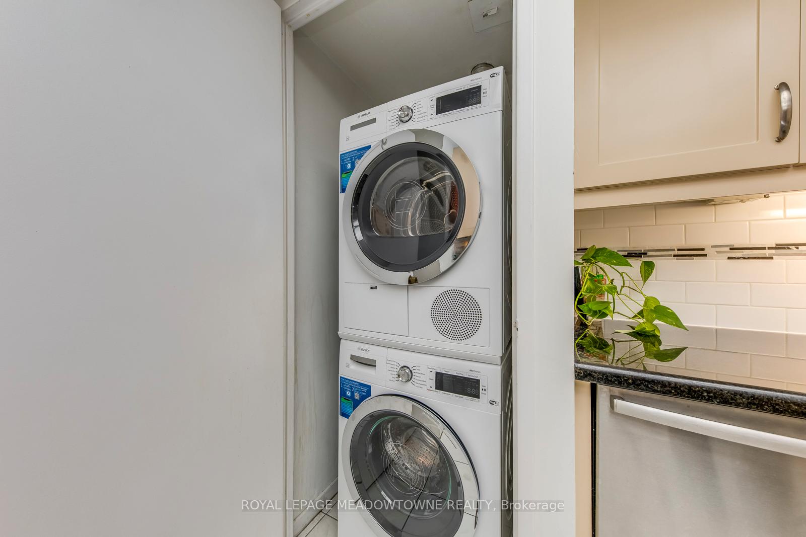 Photo 8 of Unit 2011, 2045 Lakeshore Boulevard W, Etobicoke, Mimico — HOMEH