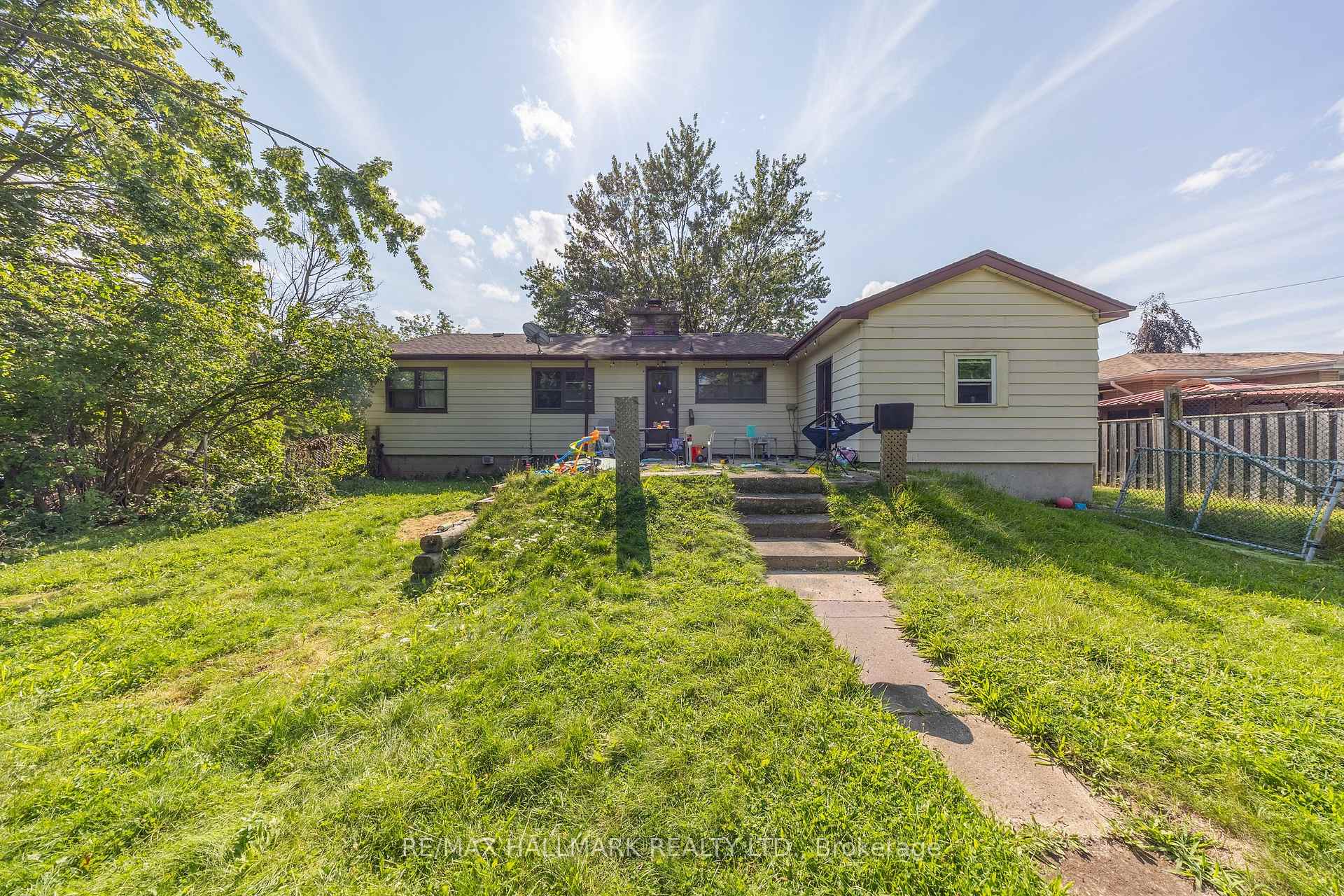 Photo 2 of 1911 Glenview Road, Pickering, Town Centre — HOMEH