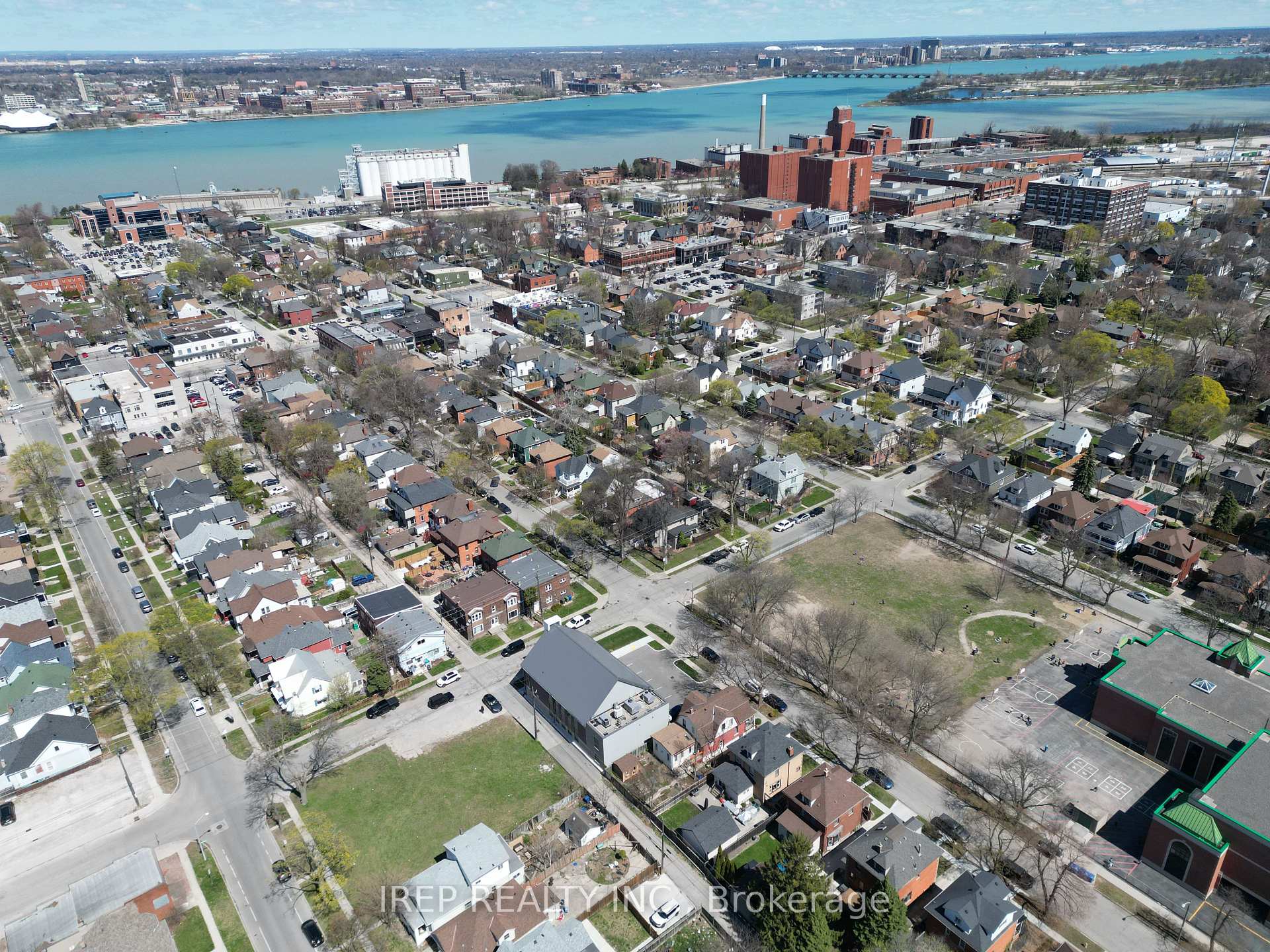 Photo 4 of 808 Lincoln Road, Windsor, Walkerville — HOMEH
