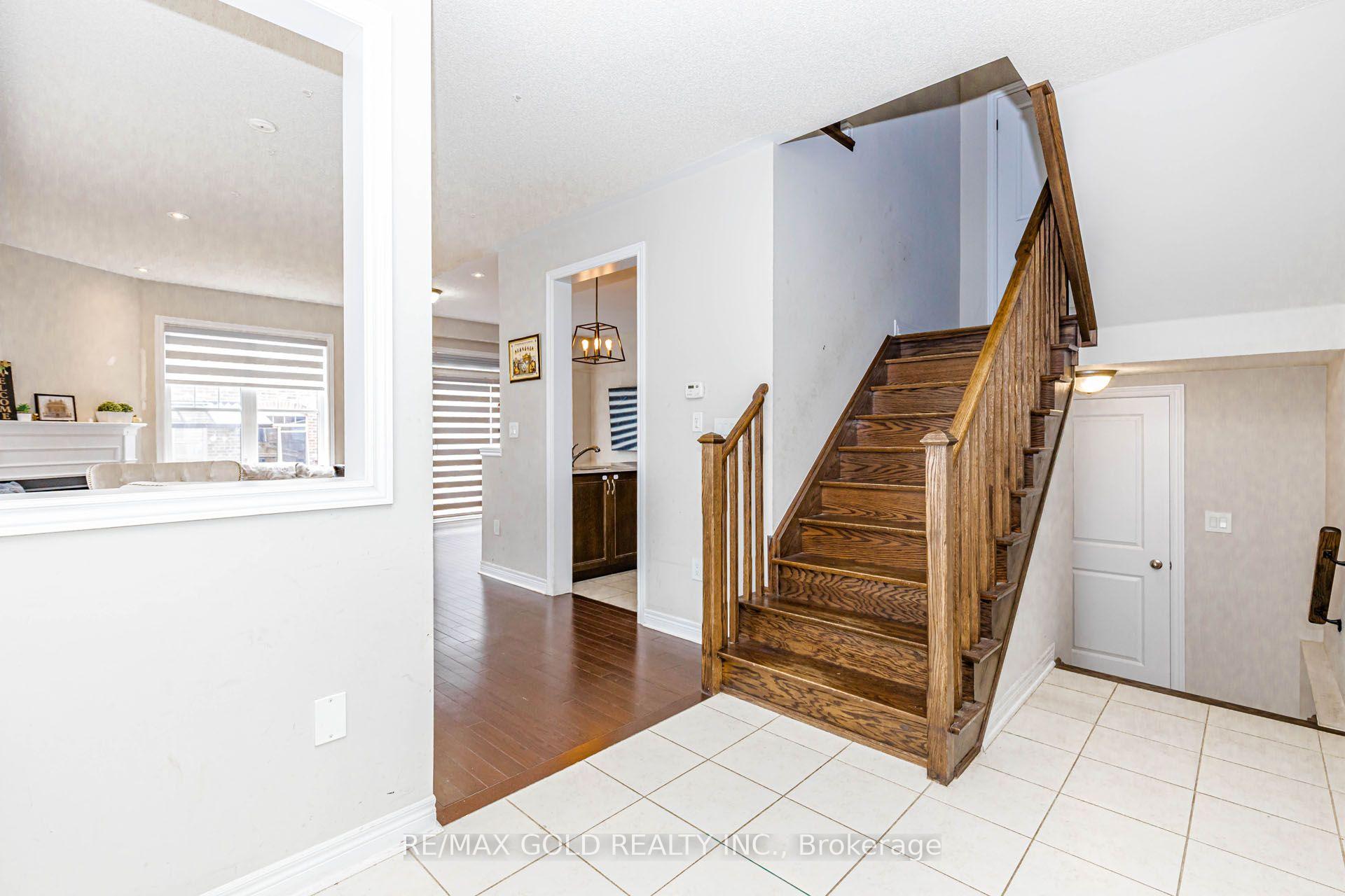 Photo 4 of 3 Dale Meadows Road, Brampton, Bram West — HOMEH