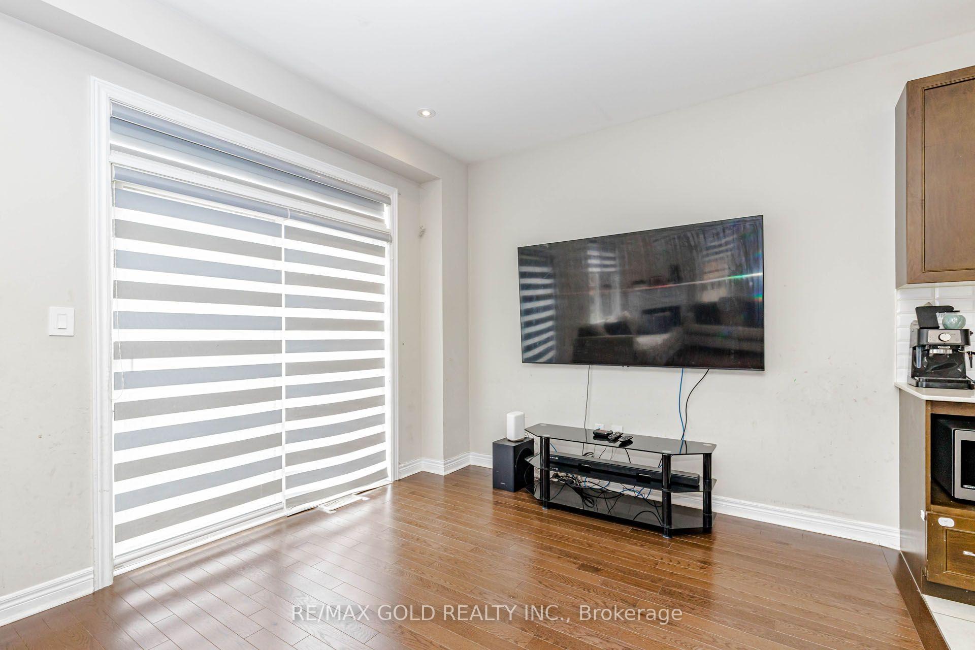 Photo 13 of 3 Dale Meadows Road, Brampton, Bram West — HOMEH