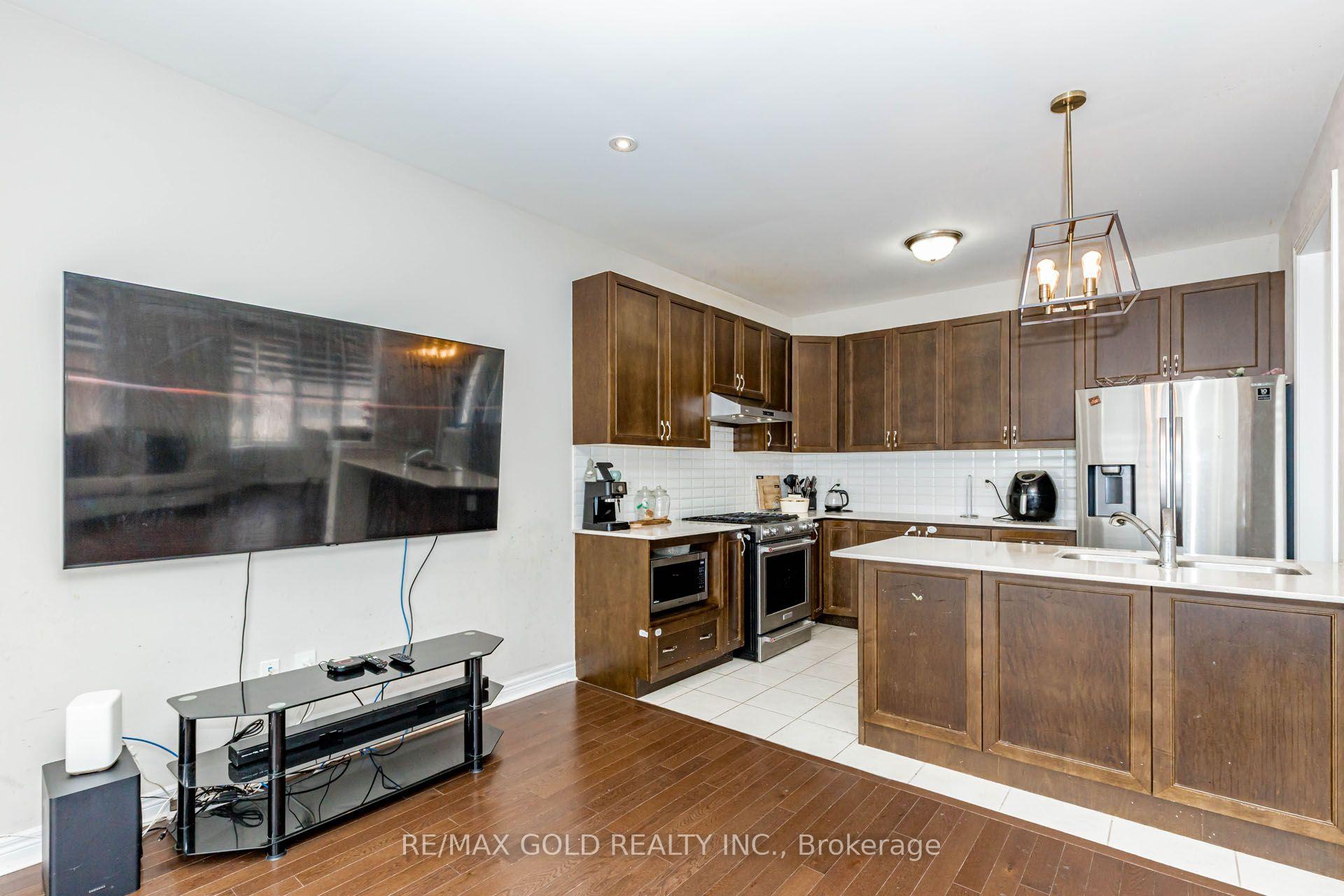 Photo 14 of 3 Dale Meadows Road, Brampton, Bram West — HOMEH