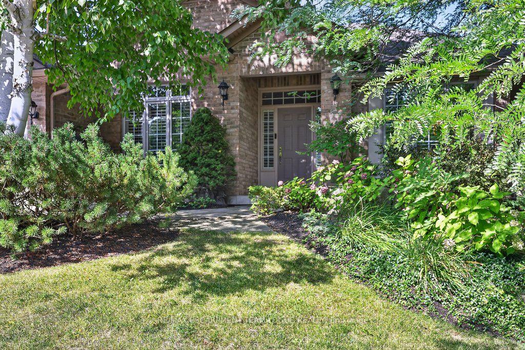 Photo 2 of 1092 Crofton Way, Burlington, Tyandaga — HOMEH