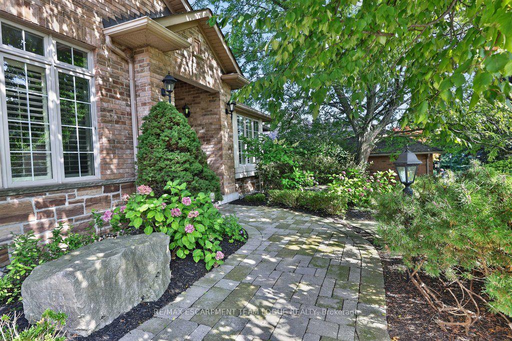 Photo 3 of 1092 Crofton Way, Burlington, Tyandaga — HOMEH