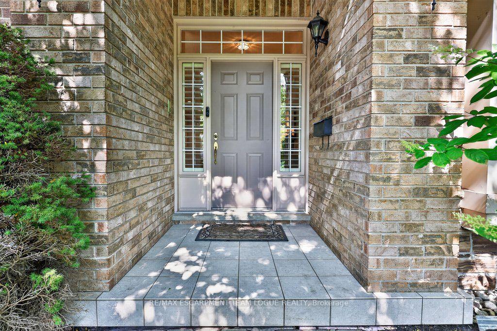 Photo 4 of 1092 Crofton Way, Burlington, Tyandaga — HOMEH