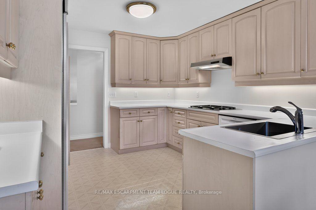 Photo 12 of 1092 Crofton Way, Burlington, Tyandaga — HOMEH