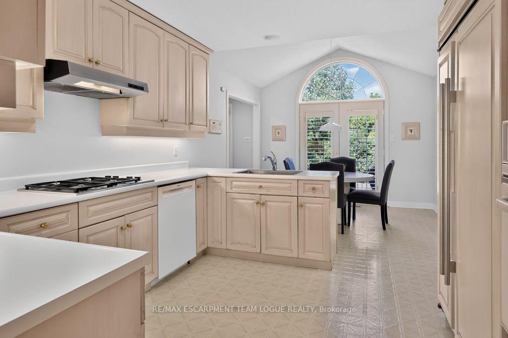 Photo 13 of 1092 Crofton Way, Burlington, Tyandaga — HOMEH