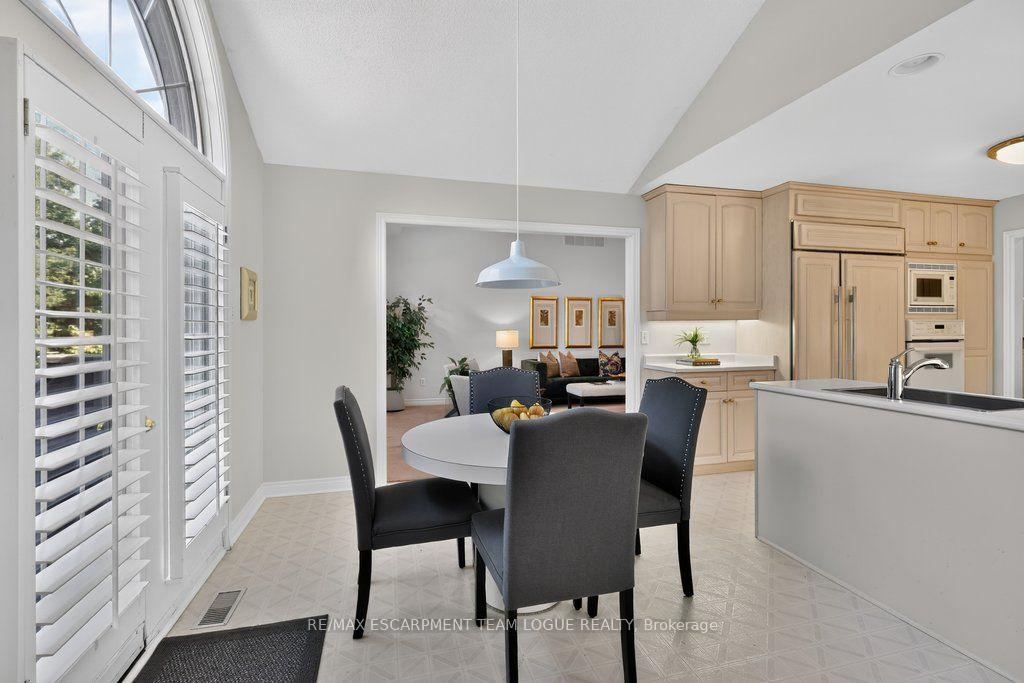 Photo 14 of 1092 Crofton Way, Burlington, Tyandaga — HOMEH