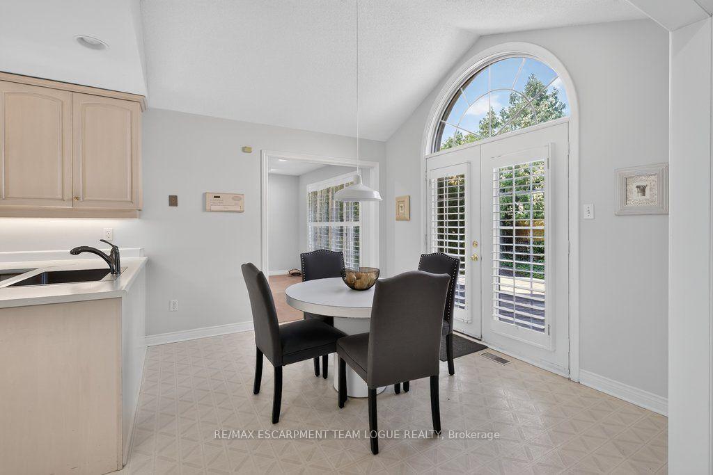 Photo 15 of 1092 Crofton Way, Burlington, Tyandaga — HOMEH