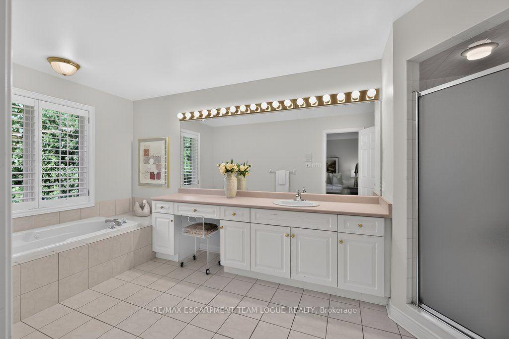 Photo 23 of 1092 Crofton Way, Burlington, Tyandaga — HOMEH