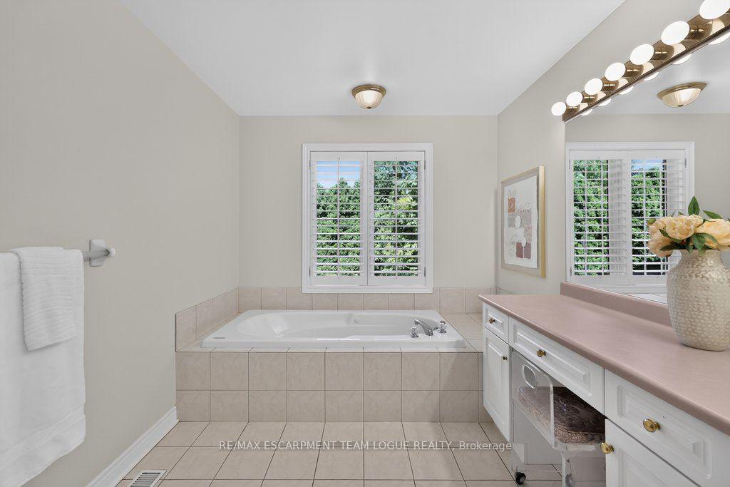 Photo 24 of 1092 Crofton Way, Burlington, Tyandaga — HOMEH