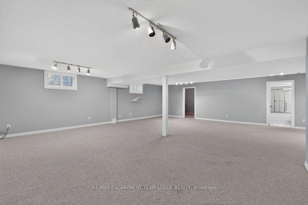 Photo 33 of 1092 Crofton Way, Burlington, Tyandaga — HOMEH