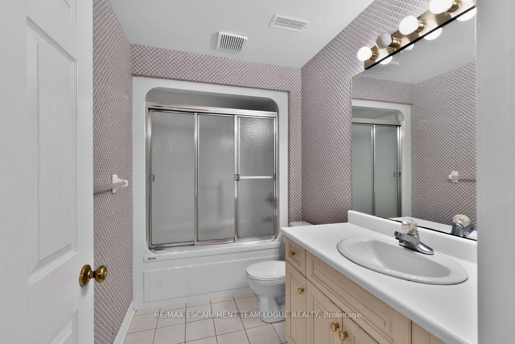 Photo 36 of 1092 Crofton Way, Burlington, Tyandaga — HOMEH