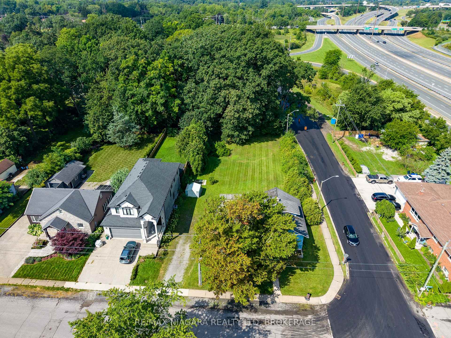 Photo 11 of 5469 Prince Edward Avenue, Niagara Falls, Hospital — HOMEH