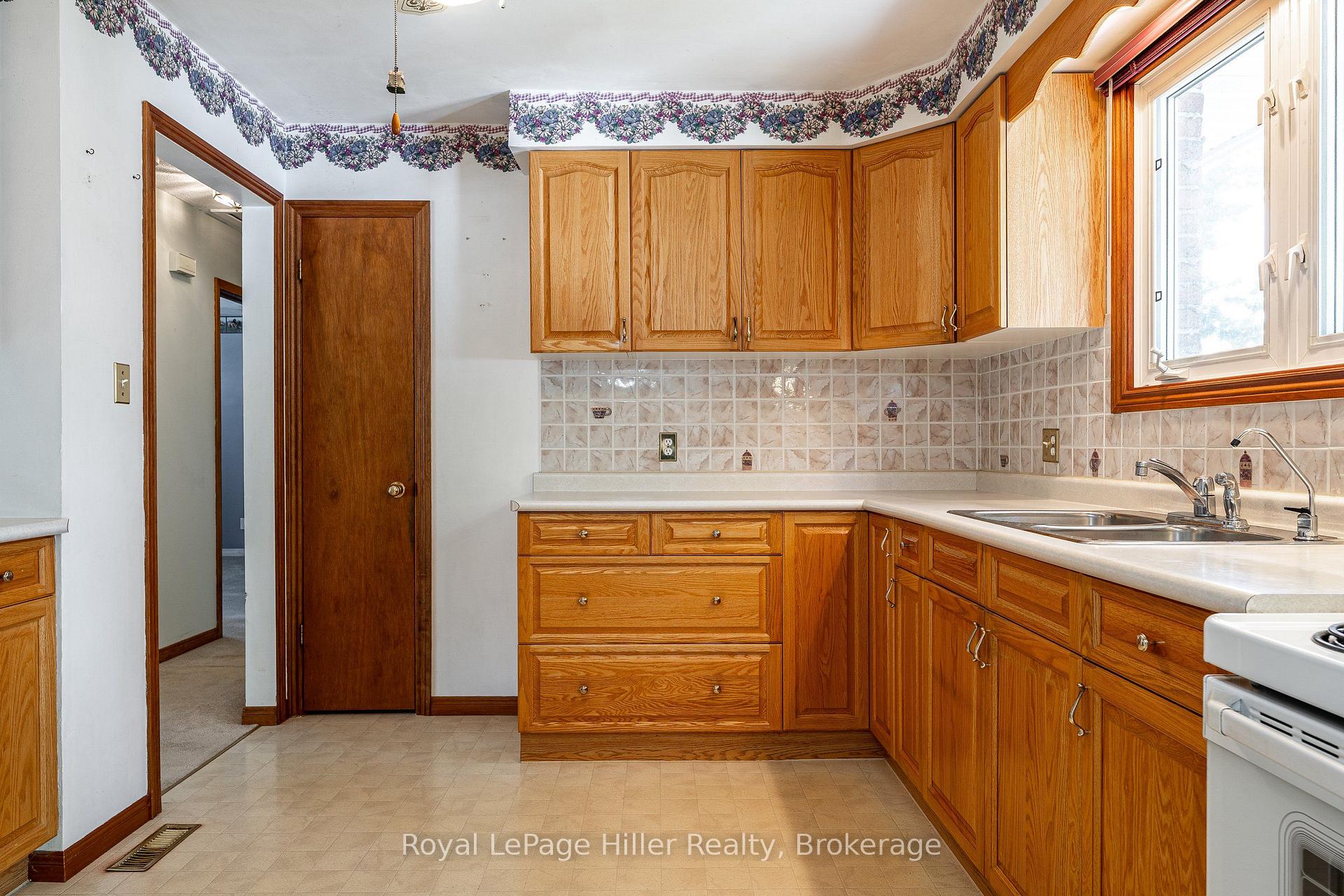 Photo 13 of 278 Elgin Crescent, Stratford — HOMEH