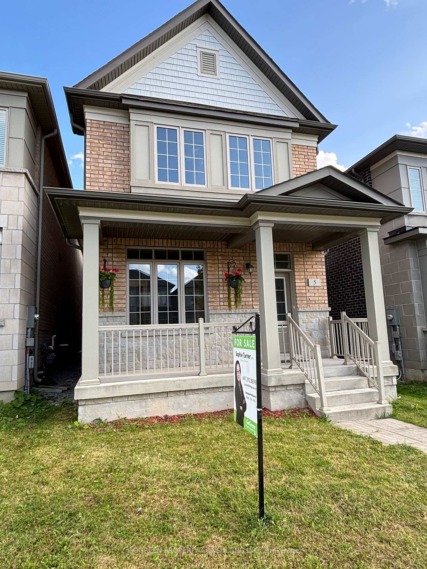Photo 2 of 5 Applegate Drive, East Gwillimbury, Rural East Gwillimbury — HOMEH