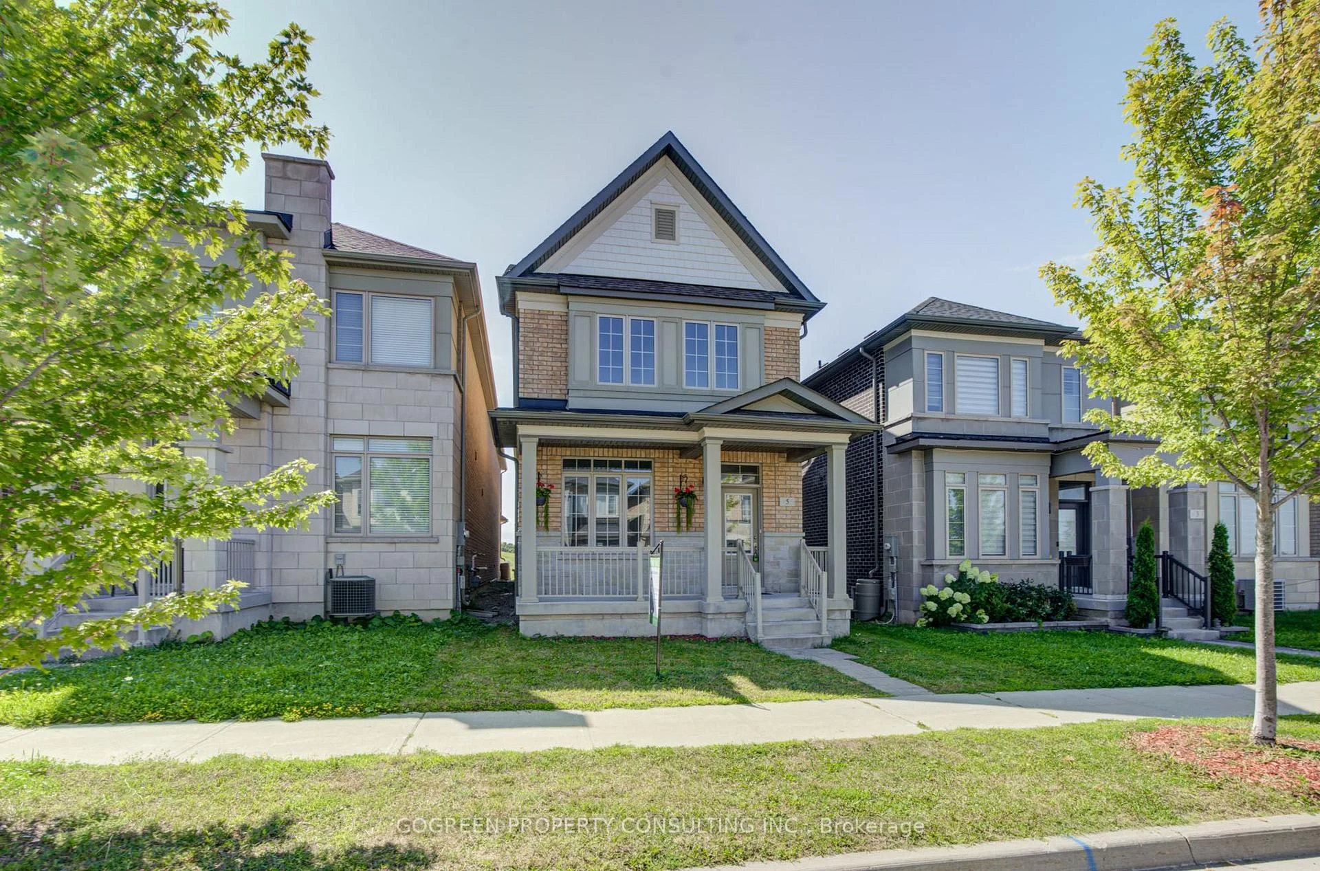 Photo 1 of 5 Applegate Drive, East Gwillimbury, Rural East Gwillimbury — HOMEH