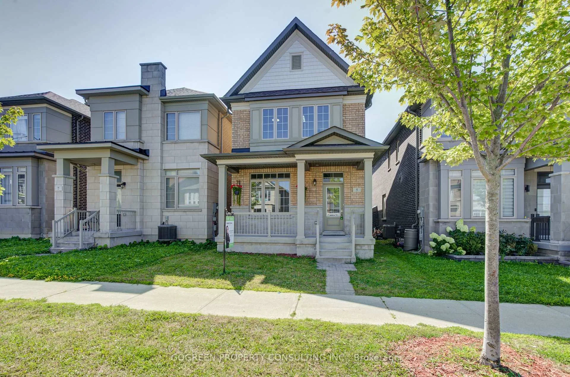 Photo 4 of 5 Applegate Drive, East Gwillimbury, Rural East Gwillimbury — HOMEH