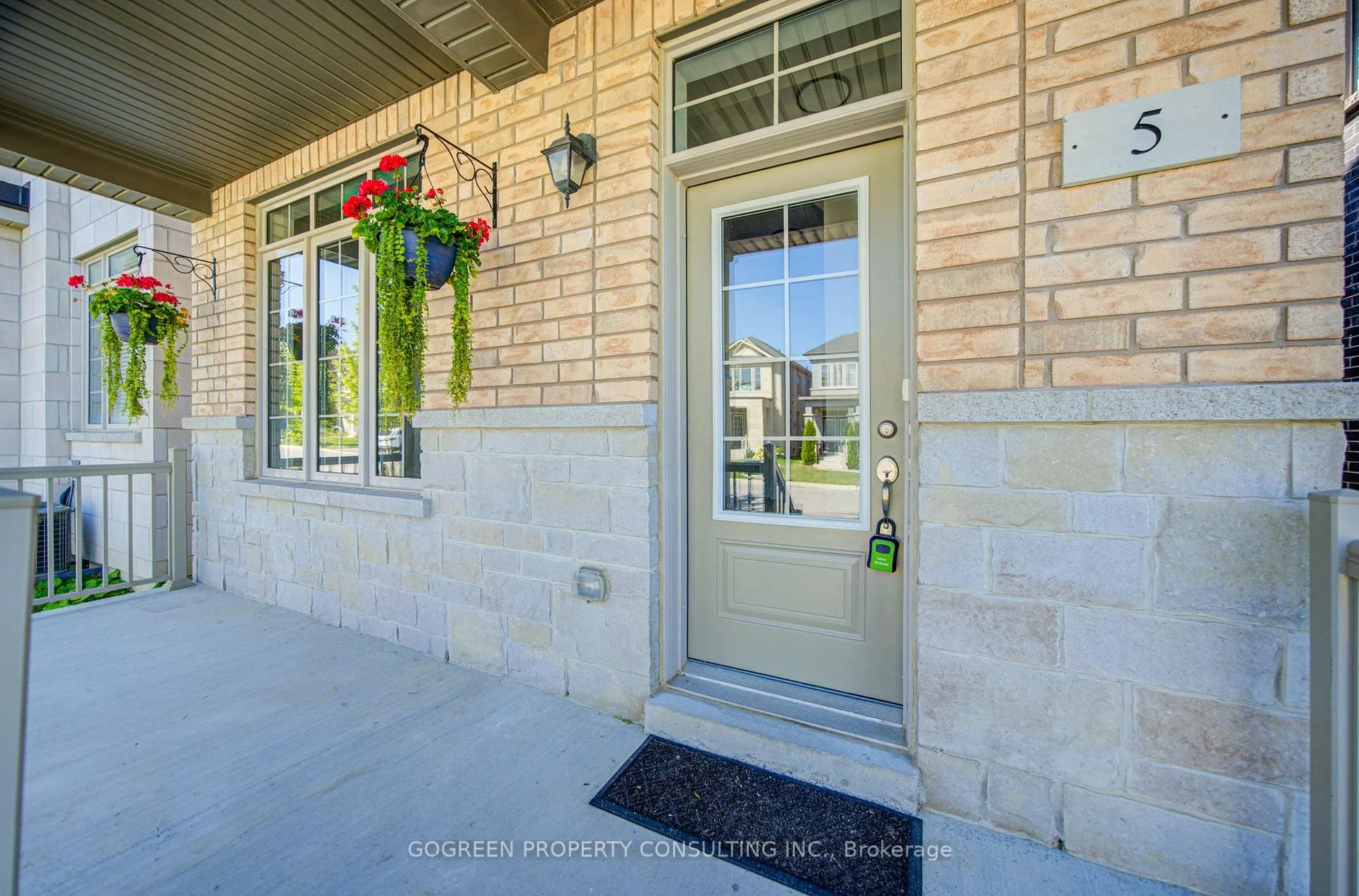 Photo 6 of 5 Applegate Drive, East Gwillimbury, Rural East Gwillimbury — HOMEH