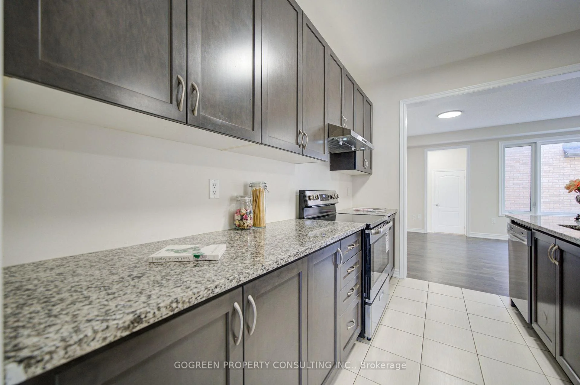 Photo 24 of 5 Applegate Drive, East Gwillimbury, Rural East Gwillimbury — HOMEH