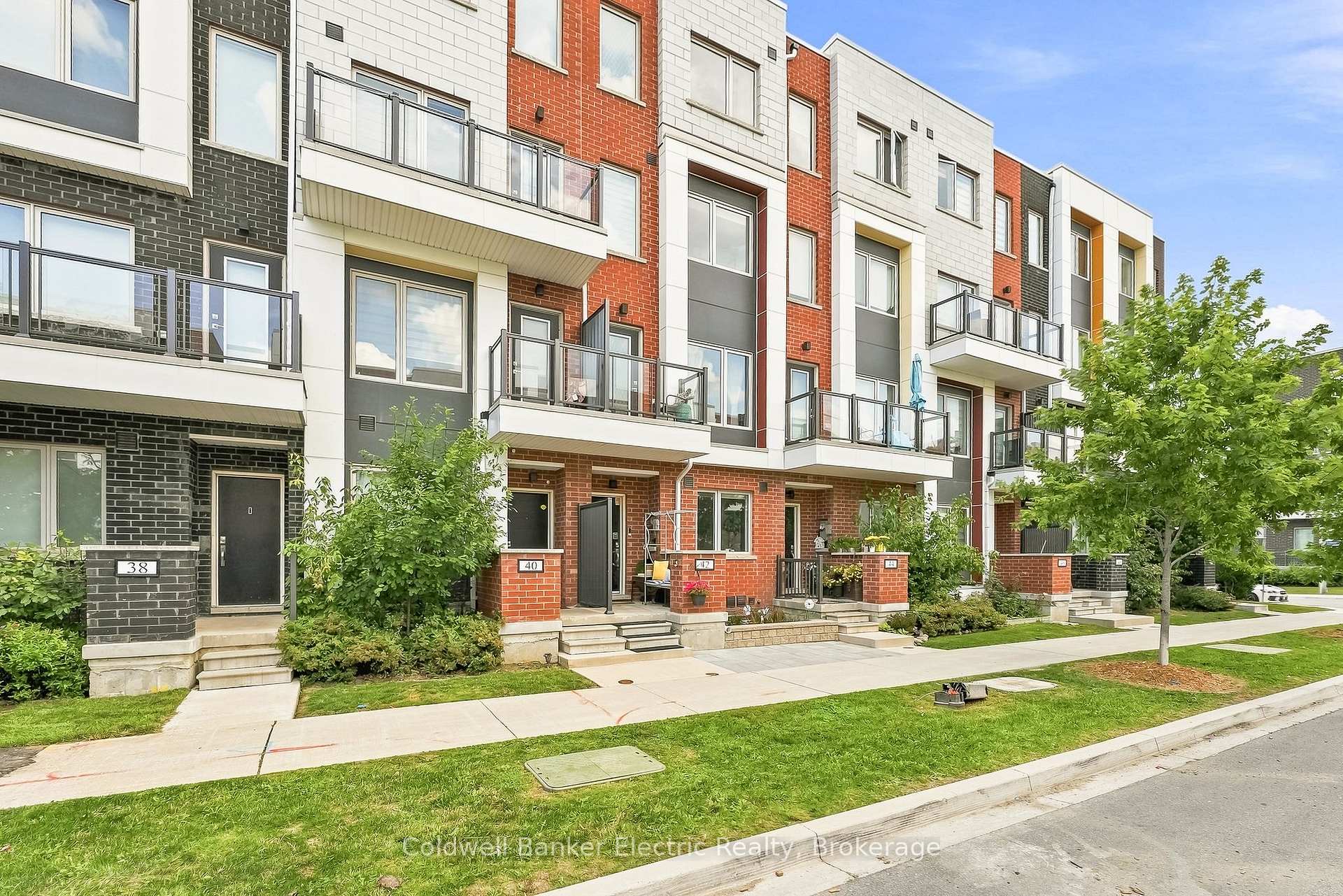 Photo 4 of 42 William Duncan Road, North York, Downsview-Roding-CFB — HOMEH