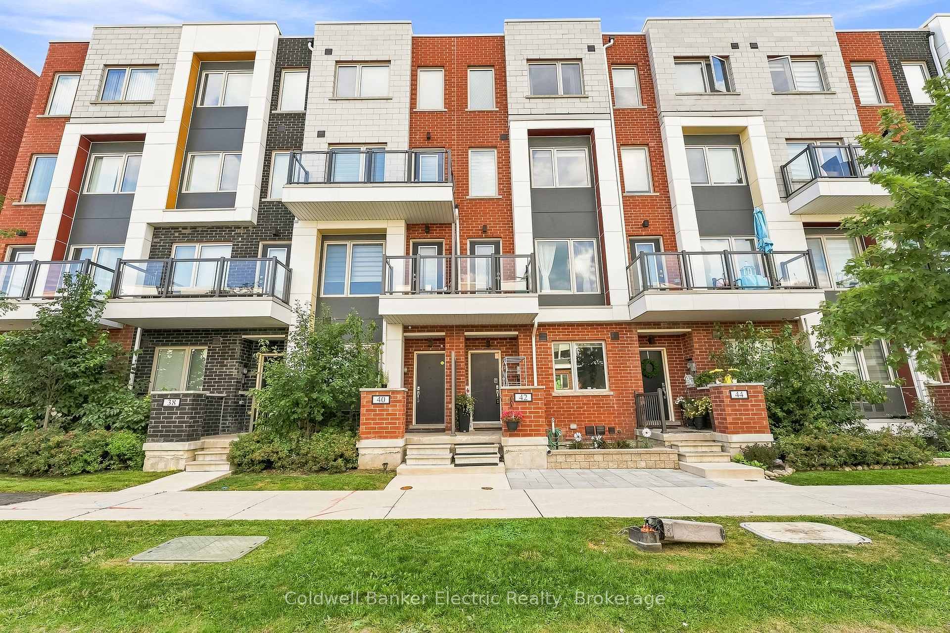 Photo 5 of 42 William Duncan Road, North York, Downsview-Roding-CFB — HOMEH