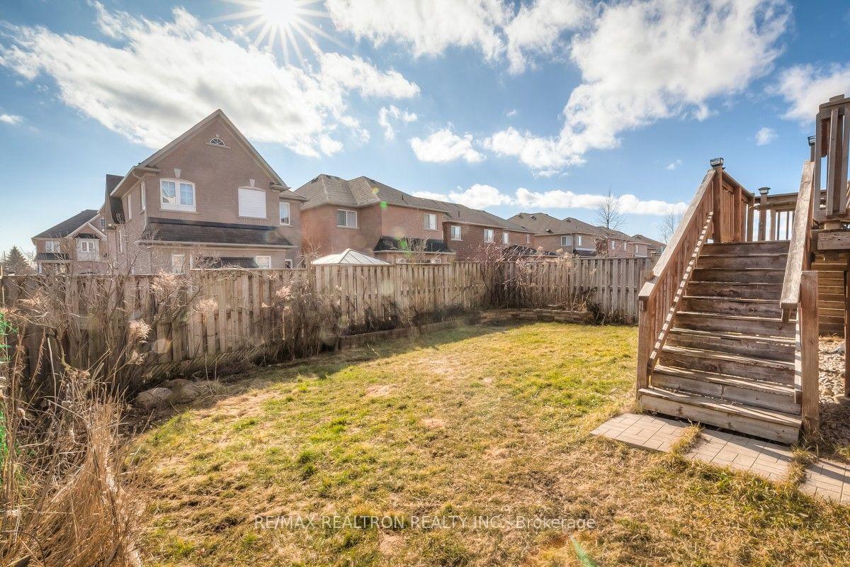 Photo 27 of 41 Oceanpearl Crescent N, Whitby, Blue Grass Meadows — HOMEH