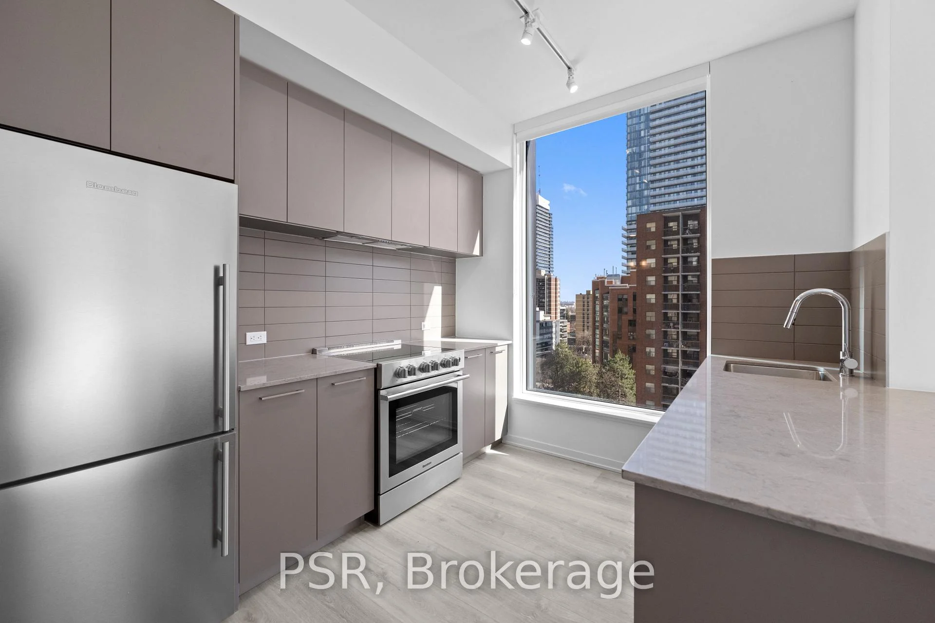 Photo 6 of Unit 708, 101 Roehampton Avenue, Toronto, Mount Pleasant West — HOMEH