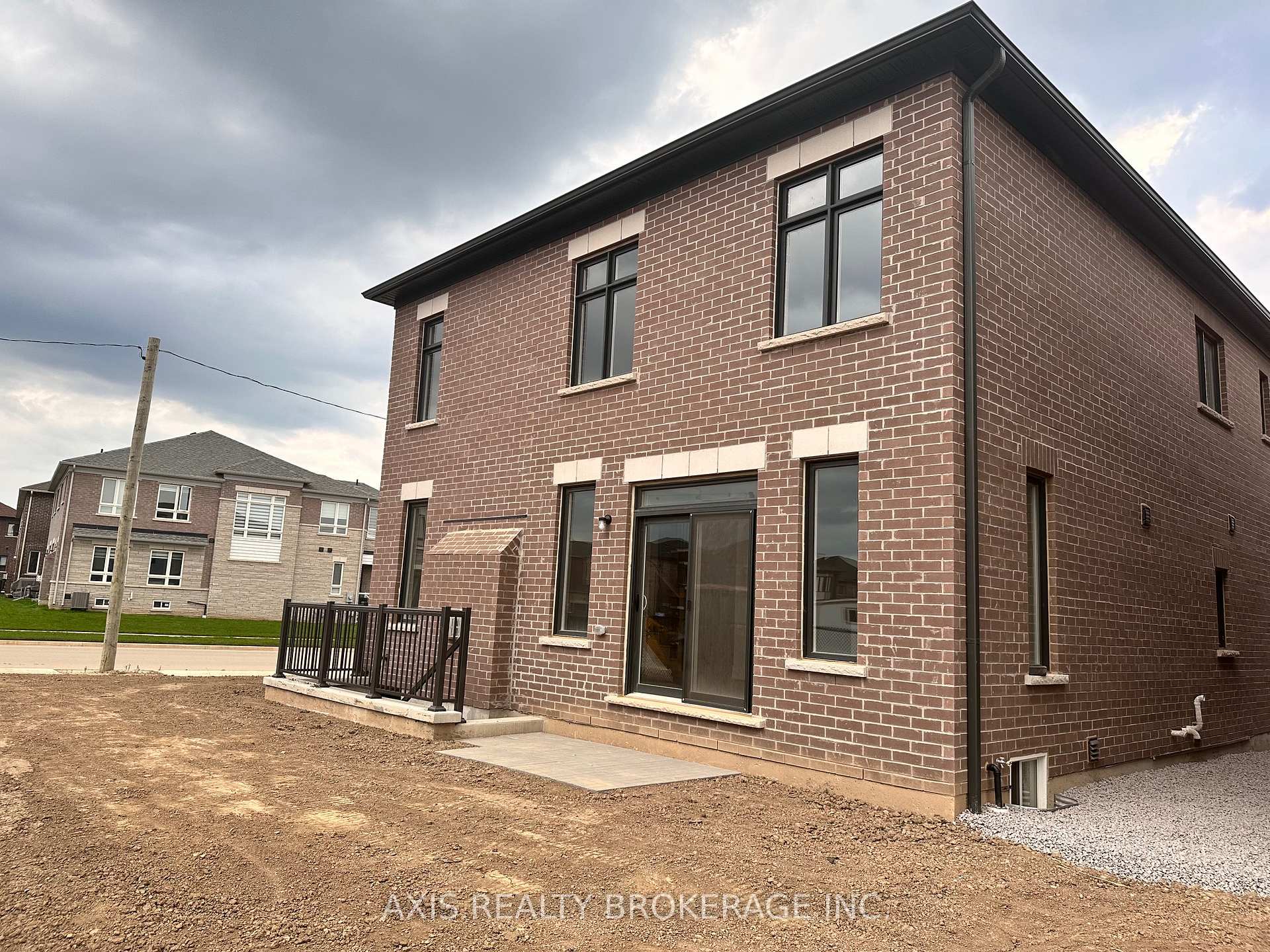 Photo 3 of 4 Pond View Gate, Hamilton, Waterdown — HOMEH