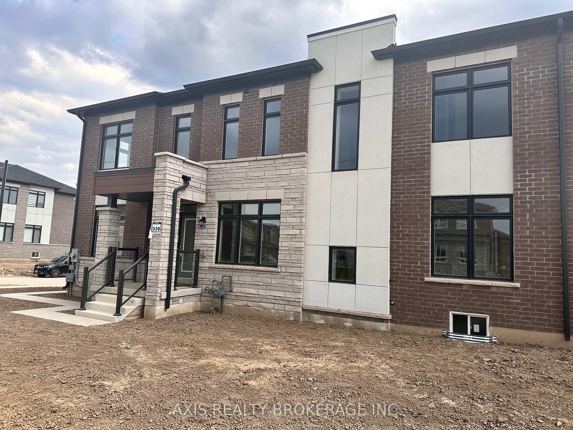 Photo 4 of 4 Pond View Gate, Hamilton, Waterdown — HOMEH