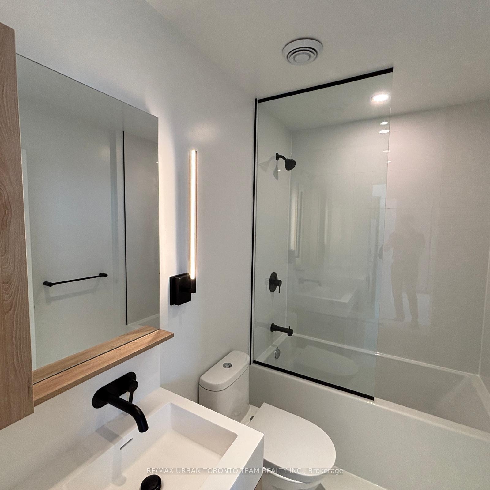 Photo 4 of Unit 3610, 117 Broadway Avenue, Toronto, Mount Pleasant West — HOMEH