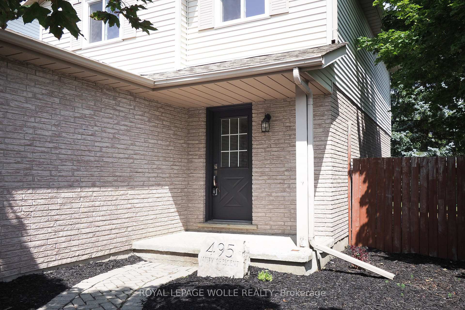 Photo 3 of 495 Misty Crescent, Kitchener, Grand River North — HOMEH
