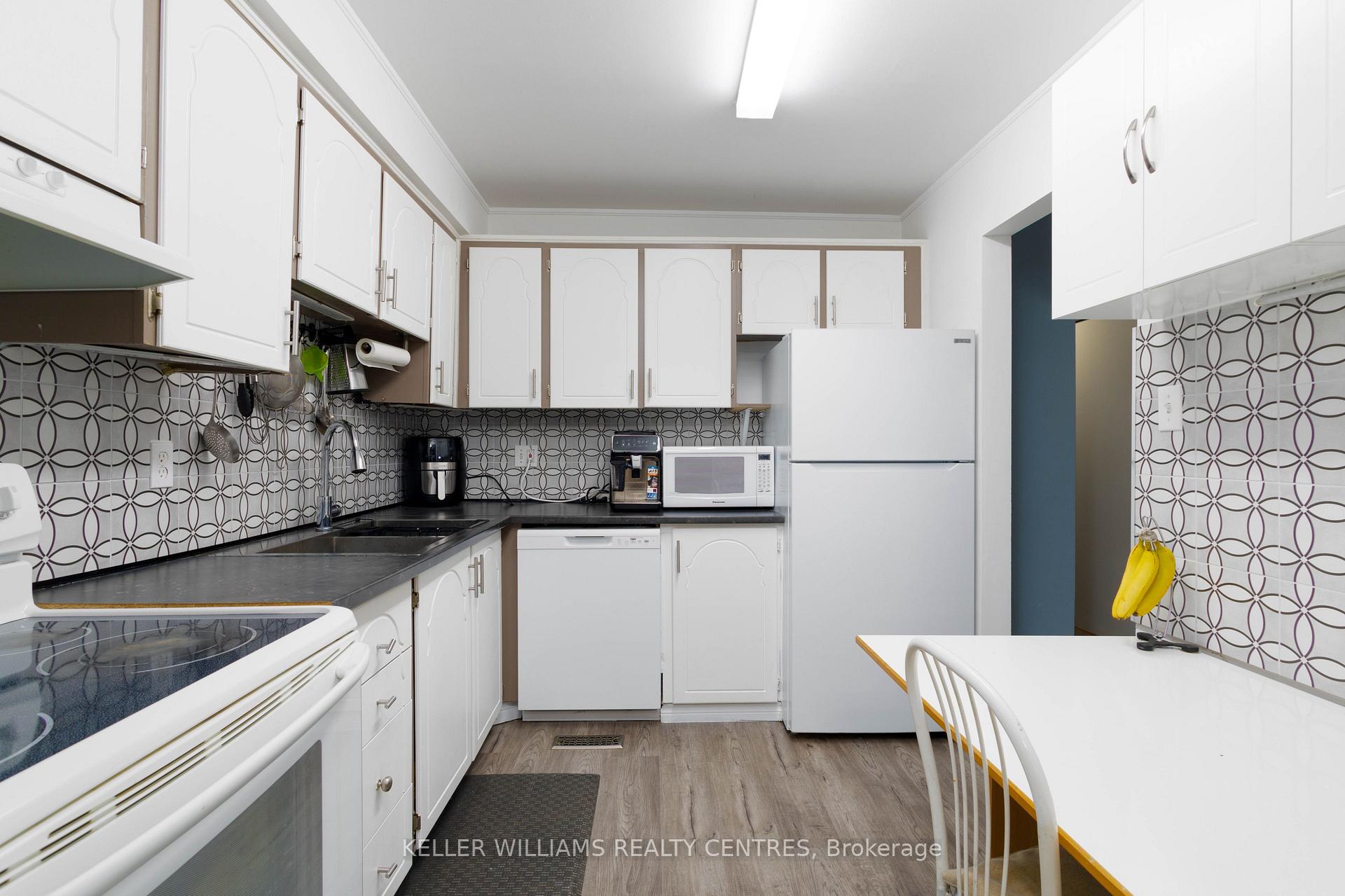 Photo 10 of 66 Chaucer Crescent, Barrie, Letitia Heights — HOMEH