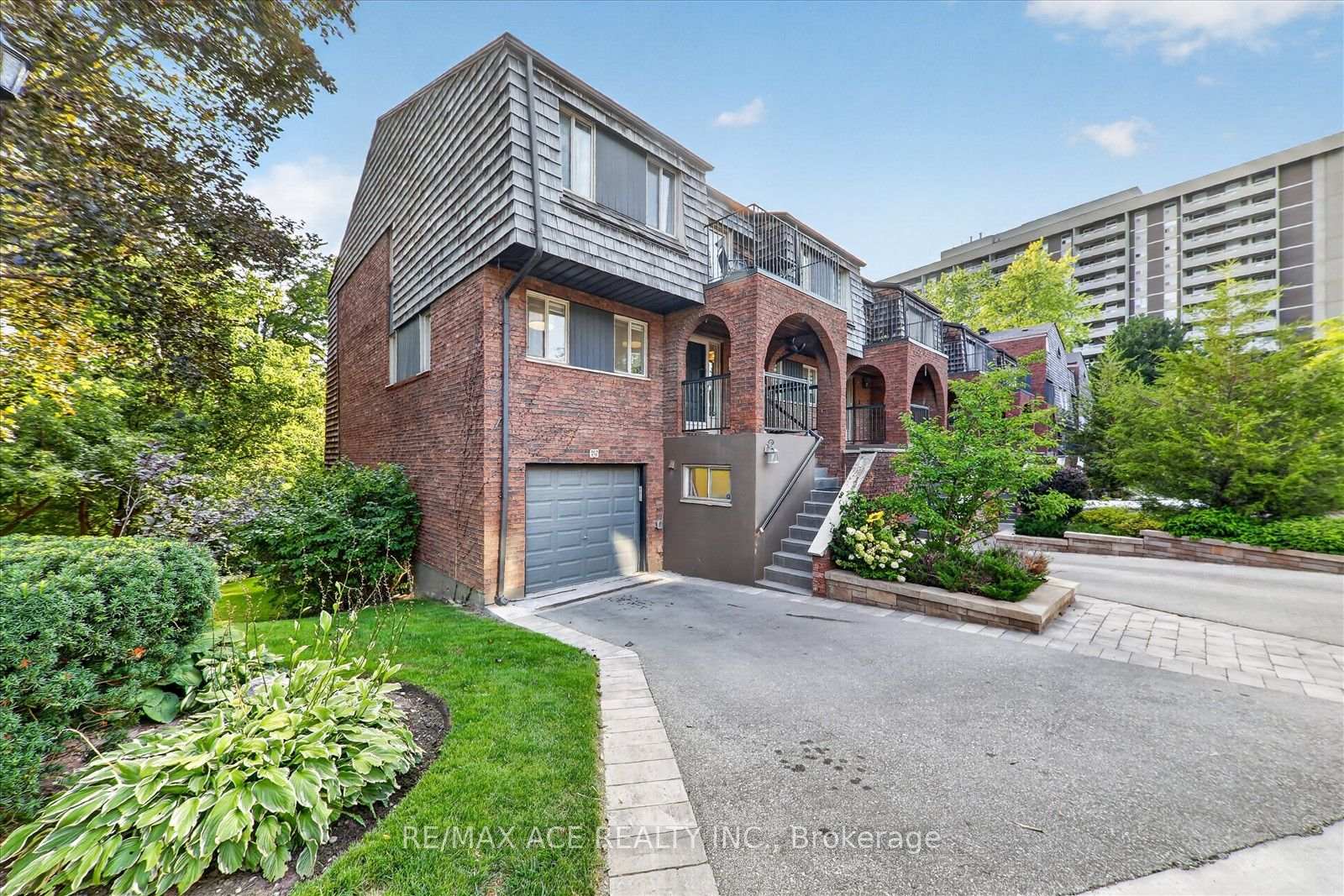 Photo 2 of 65 Cricklewood Crescent, Markham, Royal Orchard — HOMEH