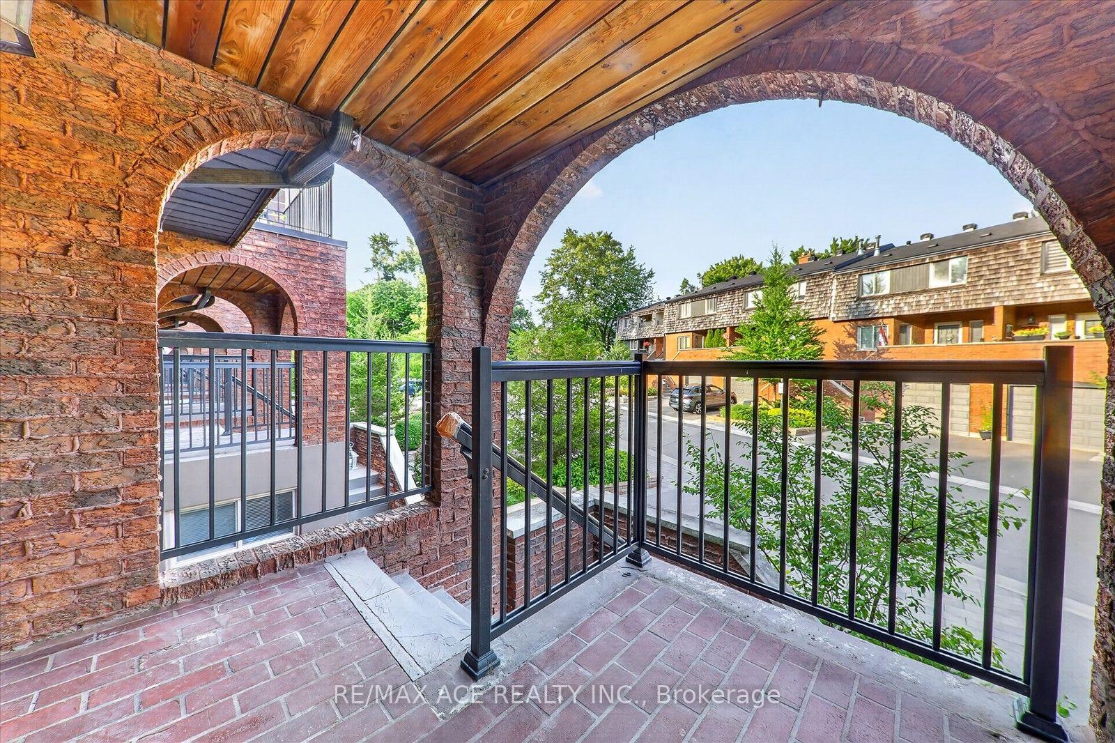 Photo 4 of 65 Cricklewood Crescent, Markham, Royal Orchard — HOMEH